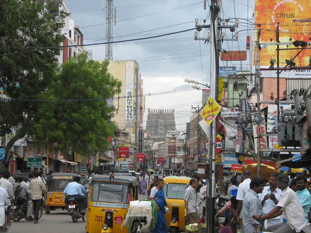கடைகளும் ஆட்டோக்களும் நிறைந்த பரபரப்பான சென்னை சாலை